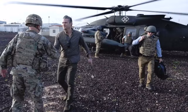 Bộ trưởng Chiến tranh Mỹ Pete Hegseth bắt tay với một binh sĩ Mỹ tại Trung Đông. Ảnh: US Military.