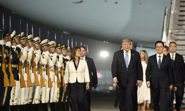 Tổng thống Mỹ Donald Trump được Phó Chủ tịch Trung Quốc Hàn Chính đón tại sân bay quốc tế Bắc Kinh ngày 13/5/2026. Ảnh: Getty Images.