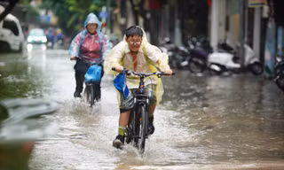 Người Hà Nội lội nước, 'chôn chân' giữa phố sau trận mưa lớn