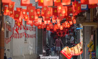Phố phường Hà Nội rực rỡ cờ đỏ ngày 29 Tết