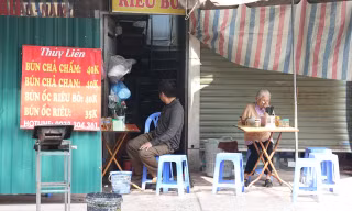 Người dân bám trụ, kinh doanh giữa dự án đường 'đắt nhất hành tinh'