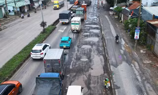 Ô tô chao đảo, tài xế run rẩy trên quốc lộ dày đặc ổ trâu, ô voi