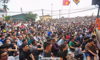 Biển người đổ về sông Đáy xem các đô vật 