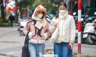 Hà Nội lạnh nhất từ đầu mùa đông, mặc nhiều lớp áo vẫn rét run