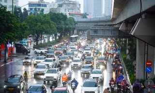 Mưa xối xả đúng giờ tan tầm, nhiều tuyến phố Hà Nội ngập cục bộ