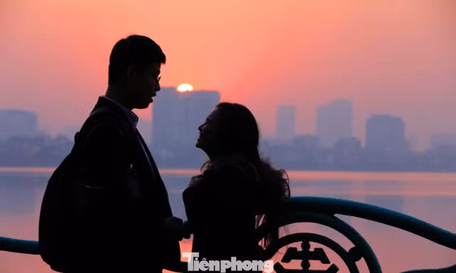 Người dân đổ về Hồ Tây săn khoảnh khắc hoàng hôn đẹp nhất năm