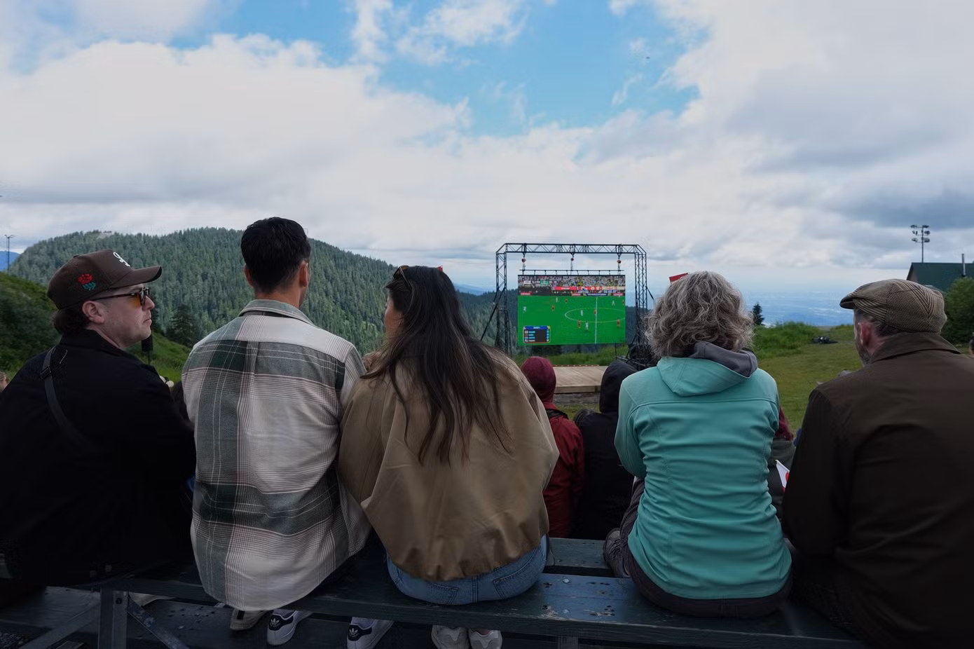 cdv-canada-xem-world-cup-tren-nui.jpg