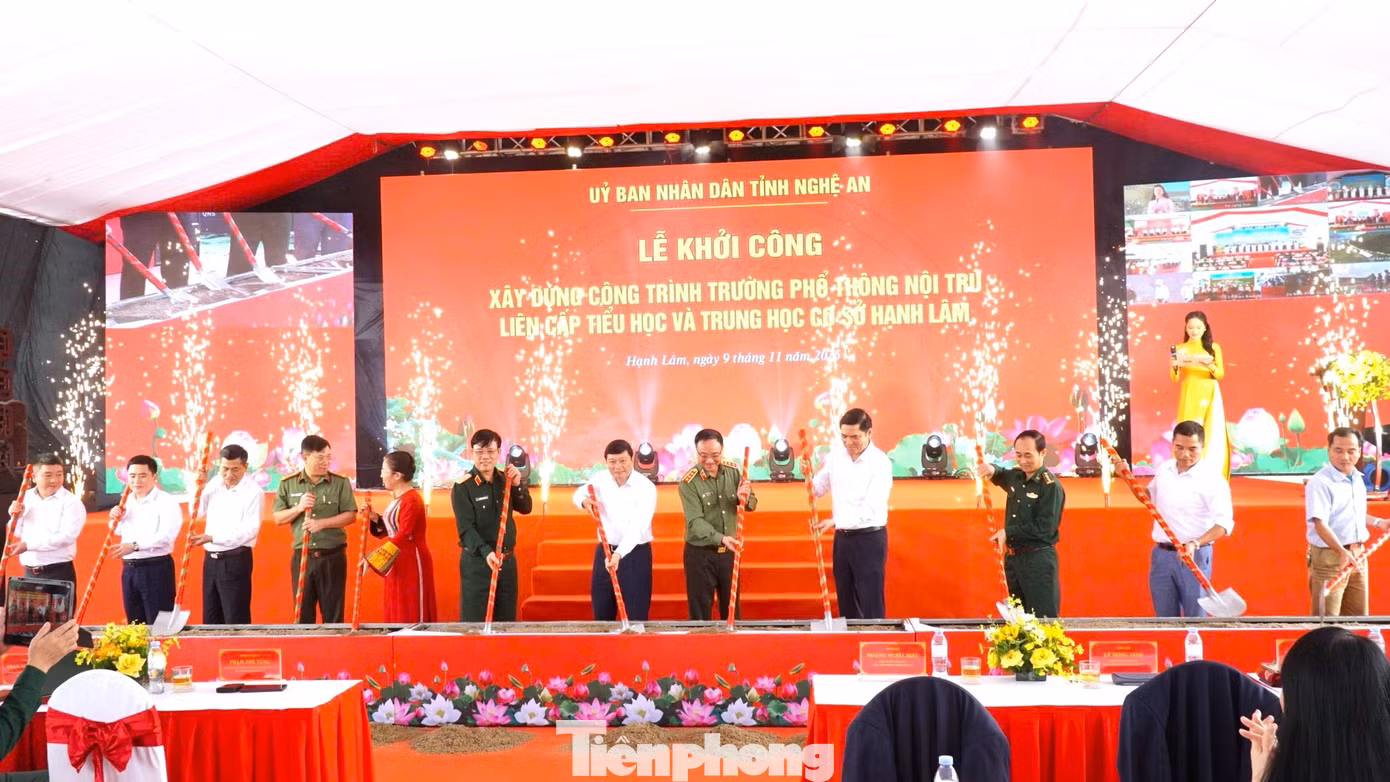 Các đại biểu tiến hành nghi thức khởi công Trường phổ thông nội trú liên cấp Tiểu học và THCS Hạnh Lâm
