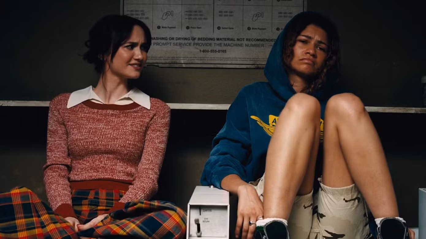 maude-apatow-and-zendaya-sit-on-top-of-laundry-machines-in-euphoria-season-3.jpg