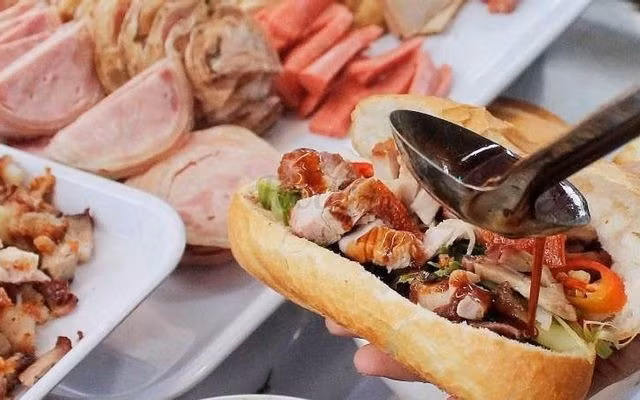 banh-mi-heo-quay-2.jpg