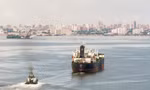 Tàu chở dầu trúng hỏa lực trên eo biển Hormuz