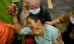 Cái chạm tay thay lời vĩnh biệt của người mẹ có con trai thiệt mạng vì lũ quét ở Nepal