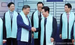 Bế mạc hội nghị cấp cao APEC: Các nhà lãnh đạo chụp ảnh cùng khăn truyền thống của Hàn Quốc