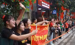 Một khối diễu binh, diễu hành tối 21/8 tại Quảng trường Ba Đình đi qua hàng nghìn người chào đón (Ảnh: Trọng Tài)