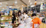 Phụ huynh mua SGK, dụng cụ học tập cho con. Ảnh: Nguyễn Dũng