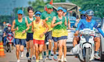 Nguyễn Văn Long (áo vàng) được các runner Gia Lai chạy đồng hành trong lần xuyên Việt đầu tiên năm 2022
