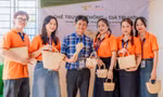 Nhóm Balabin và giảng viên bộ môn Khởi nghiệp đại học với sản phẩm sáng tạo từ vỏ bắp Ảnh: NVCC 