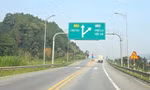 Việc thay đổi các biển chỉ dẫn vào các thành phố, thị xã, trung tâm huyện đang gặp nhiều khó khăn về thực tế lẫn căn cứ pháp lý. Ảnh: Đức Anh