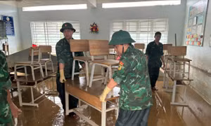 Bộ đội Biên phòng Khánh Hòa giúp người dân cào bùn dọn lũ