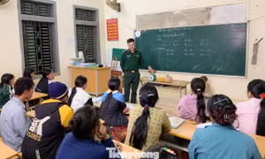 Chuyện về thầy giáo mang quân hàm xanh miệt mài gieo chữ nơi đại ngàn biên giới
