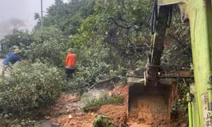 Sạt lở đường lên Tam Đảo, yêu cầu người dân dừng di chuyển