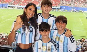 Vợ Messi vỡ òa