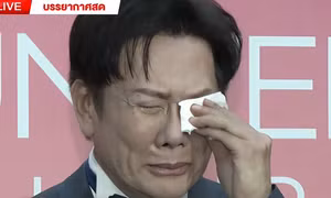 Ông Nawat khóc nức nở 