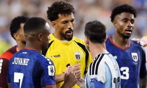 Màn cản phá cú sút của Messi gây bão mạng