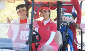 Jennifer Phạm, vợ chồng Á hậu Phương Nga thi đấu ở Tiền Phong Golf Championship 2025