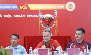 HLV Polking thích thú với chiếc Cúp đặc biệt của Siêu Cúp Bóng đá Quốc gia 2024/25 - Cúp THACO