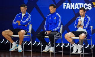 Messi khiến dàn sao Djokovic, Kevin Durant, Tom Brady xếp hàng chụp 'selfie' trước chung kết World Cup
