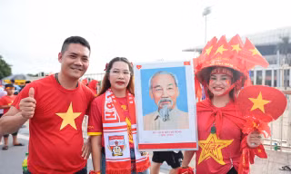 Cổ động viên dồn về sân Mỹ Đình trước đại chiến Việt Nam vs Thái Lan 