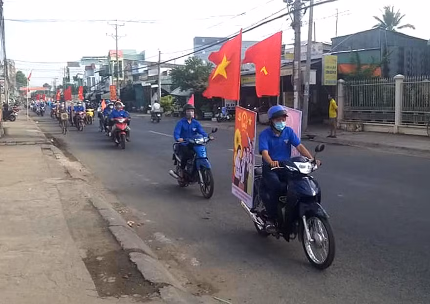 Đội hình tuyên truyền của tuổi trẻ huyện Châu Phú. Ảnh: TĐAG