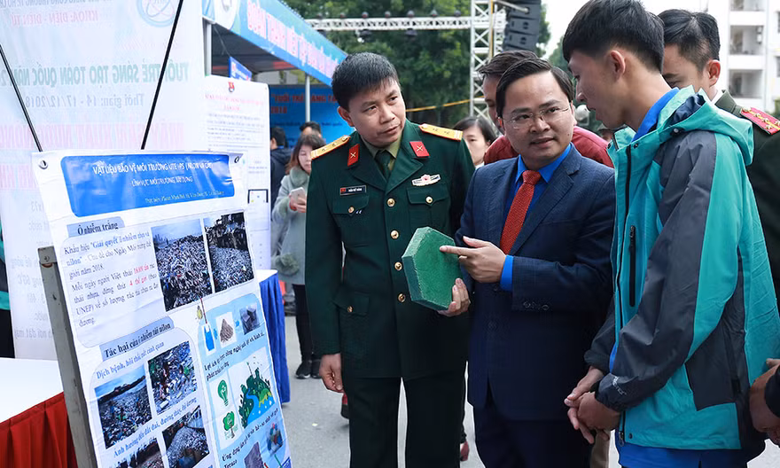 Bí thư thường trực T.Ư Đoàn Nguyễn Anh Tuấn tham guan các gian hàng tại triển lãm