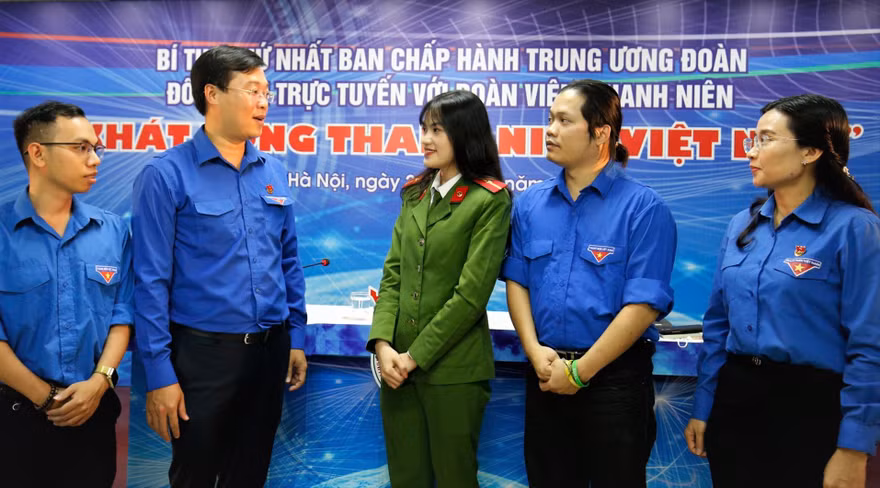 Bí thư thứ nhất T.Ư Đoàn Lê Quốc Phong trao đổi với các đại biểu tại chương trình đối thoại trực tuyến. Ảnh: Như Ý