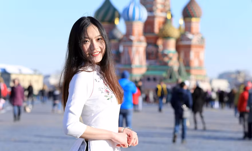 Du học sinh Việt tại LB Nga khoe duyên dáng áo dài