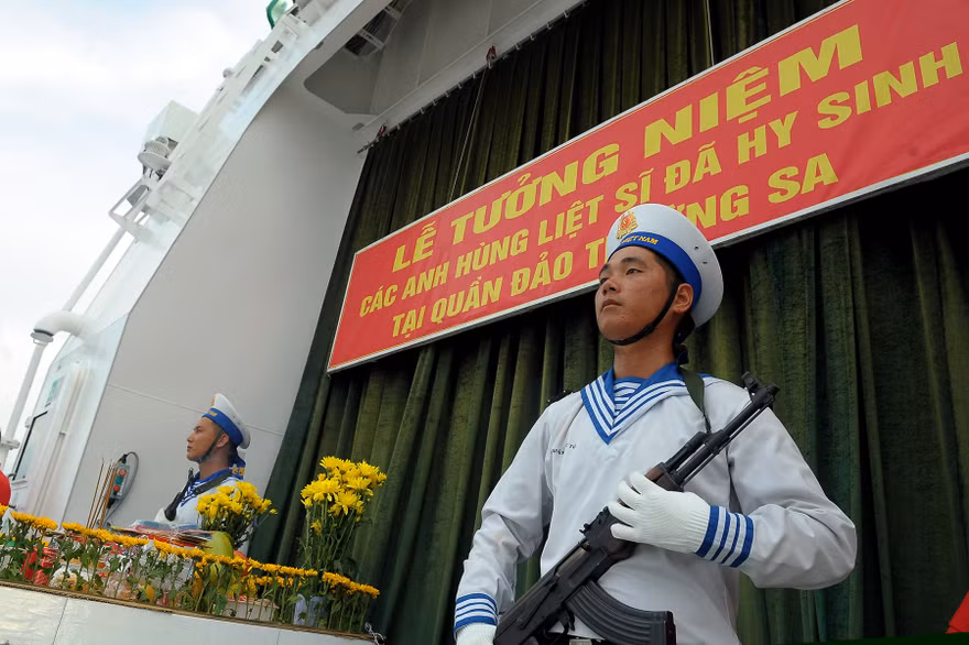 Đoàn Hành trình Tuổi trẻ vì biển đảo quê hương năm 2019 tưởng niệm các anh hùng liệt sỹ đã hy sinh tại quần đảo Trường Sa. Ảnh: Xuân Tùng