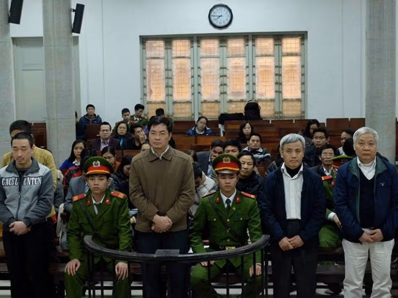 Các bị cáo nghe tòa tuyên án.