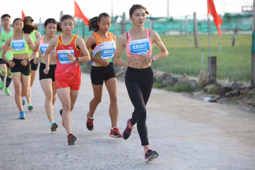 Rộn ràng bước chạy đánh thức bình minh trên đảo Lý Sơn