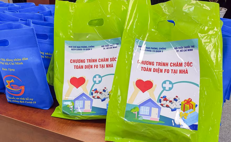 Trao túi thuốc cho F0 tại nhà ở TPHCM