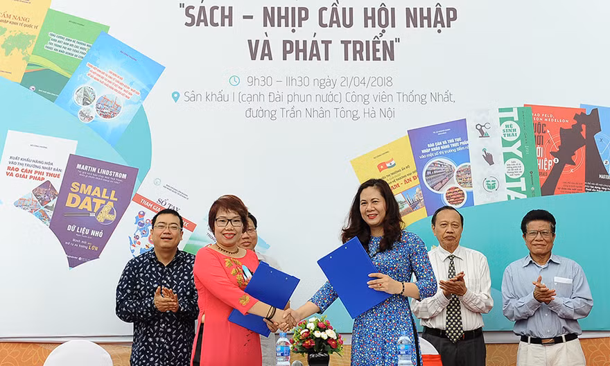Lễ ký kết xây dựng Tủ sachs Hội nhập kinh tế quốc tế