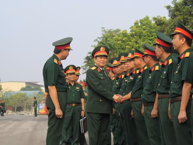 Các sĩ quan Quân đoàn 1 đón tiếp Đại tướng Ngô Xuân Lịch và Đoàn công tác Bộ Quốc phòng.