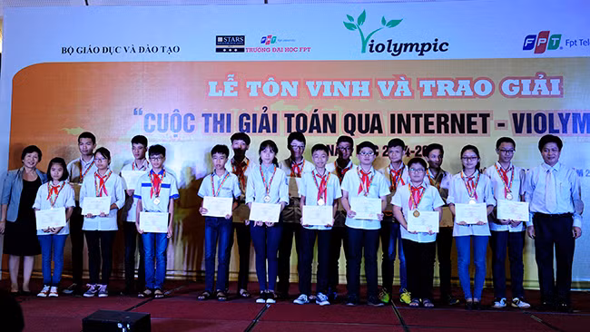 Đại diện ban tổ chức trao chứng nhận cho các em học sinh đoạt giải. Ảnh: X.T