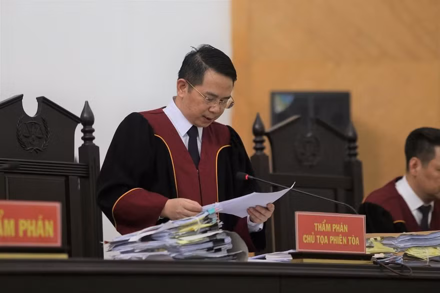 Chủ tọa phiên tòa xét xử phúc thẩm vụ án.