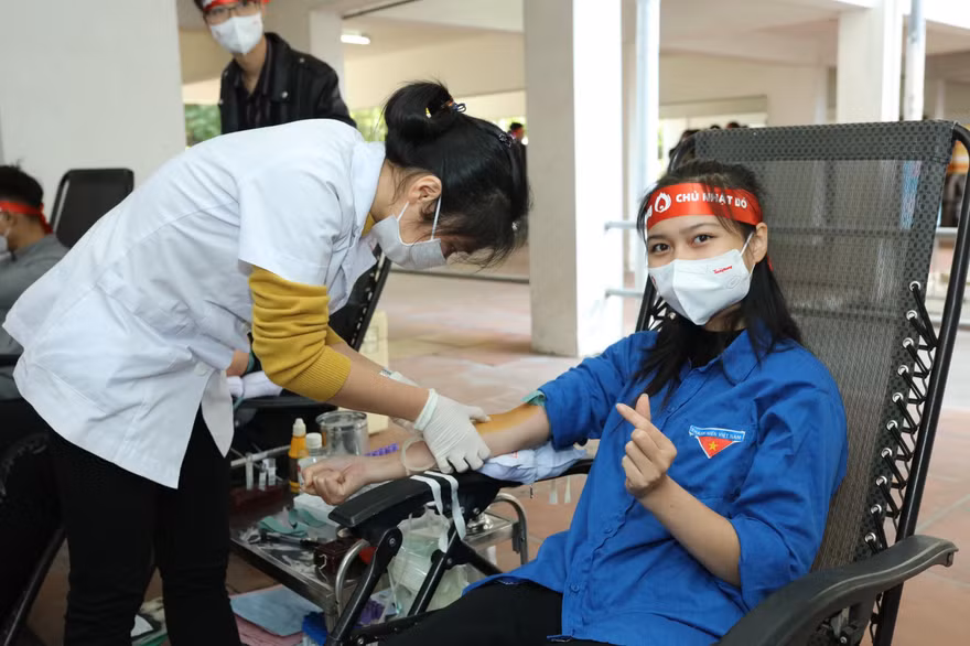 Sinh viên Quốc tế ĐH Thái Nguyên sẻ chia giọt hồng lan tỏa Chủ nhật Đỏ 2022