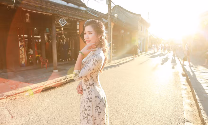 Thí sinh chung kết iMiss Thăng Long thả dáng trên phố Hội