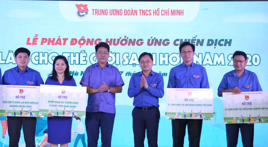 Bí thư thường trực T.Ư Đoàn, Chủ tịch T.Ư Hội LHTN Việt Nam Nguyễn Anh Tuấn và Phó Tổng cục trưởng Tổng cục Môi trường Nguyễn Thượng Hiền tặng biểu trưng hỗ trợ các đơn vị