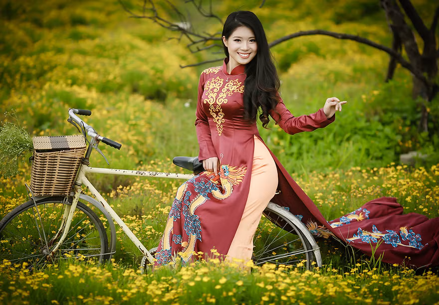 Thí sinh iMiss Thăng Long khoe dáng giữa rừng hoa
