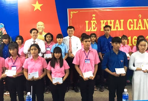 Bí thư thứ nhất T.Ư Đoàn Lê Quốc Phong trao học bổng cho học sinh nghèo học giỏi tại trường THPT Trần Cao Vân
