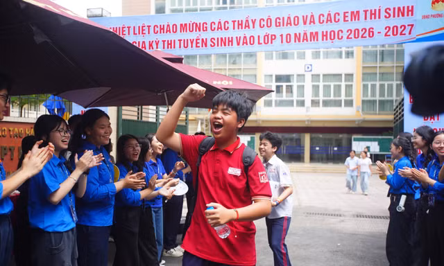 Rạng rỡ nụ cười sau bài thi Ngữ Văn lớp 10 ở Hà Nội